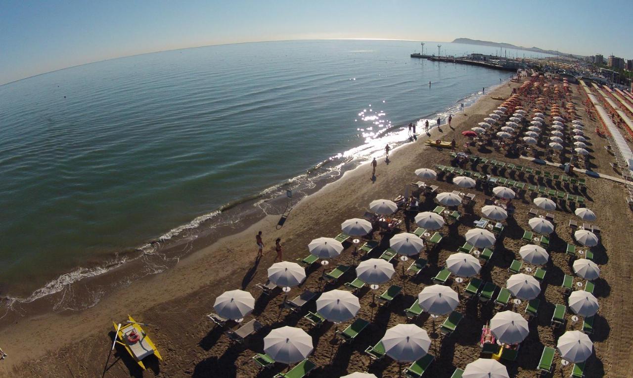 Hotel Rex - Fronte Mare Riccione Extérieur photo